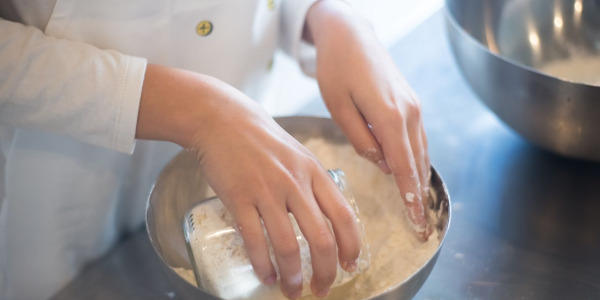 Acier inoxydable AISI 304 : pourquoi c’est le meilleur choix pour une crêperie professionnelle